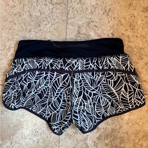 Lululemon Speed Up Shorts 2.5" inseam - Picture 2 of 4